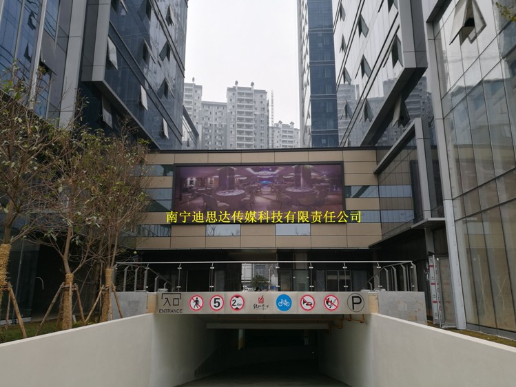 南宁五象绿地中心项目之广告灯箱制作安装工程
